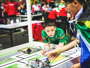 Робот-диджей и накал эмоций: фоторепортаж второго дня Всемирной олимпиады роботов