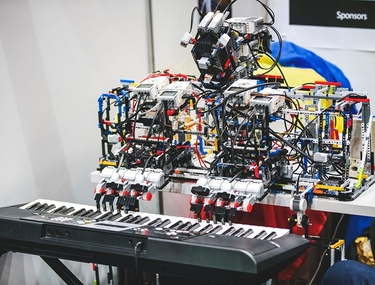 Робот-диджей и накал эмоций: фоторепортаж второго дня Всемирной олимпиады роботов
