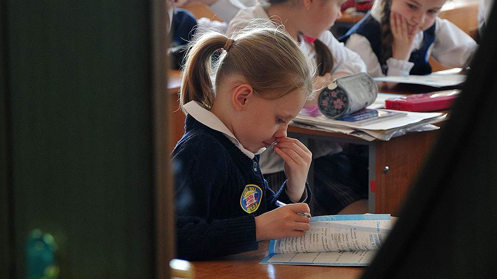Коммерсантъ: Очередное знание. Российские школьники впервые закончили начальную школу по новым образовательным стандартам